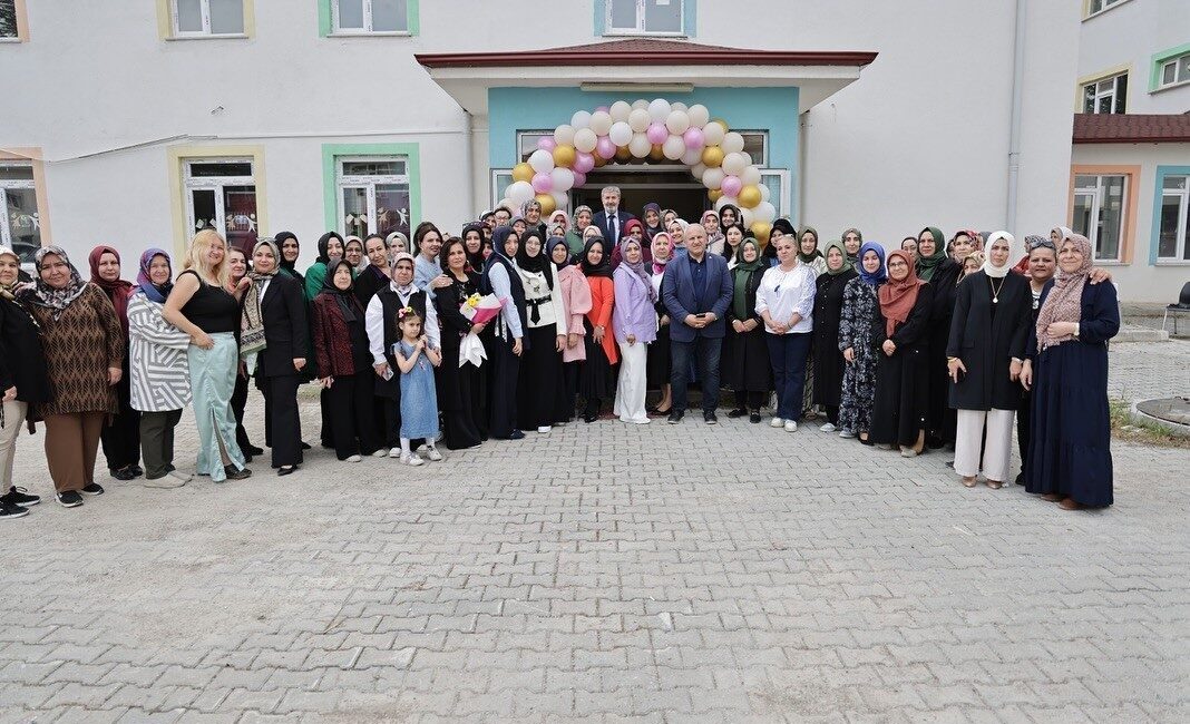 Giyim Üretim Teknolojisi ve İğne Oyası Kursları’nın yıl sonu sergisi Kütahya’da Prof. Dr. Nurettin Uzunoğlu Anadolu İmam Hatip Lisesi bünyesinde