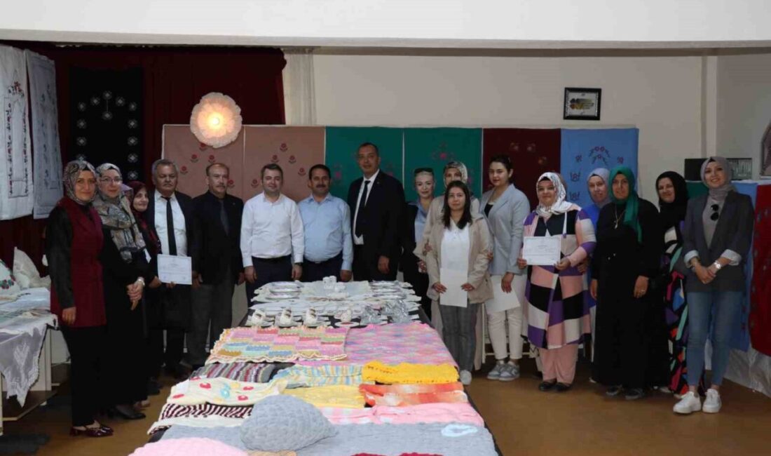 Günyüzü Halk Eğitim Müdürlüğünde yıl sonu sergisi Eskişehir’in Günyüzü ilçesi Halk Eğitim Merkezi Müdürlüğünde yıl sonu sergisi