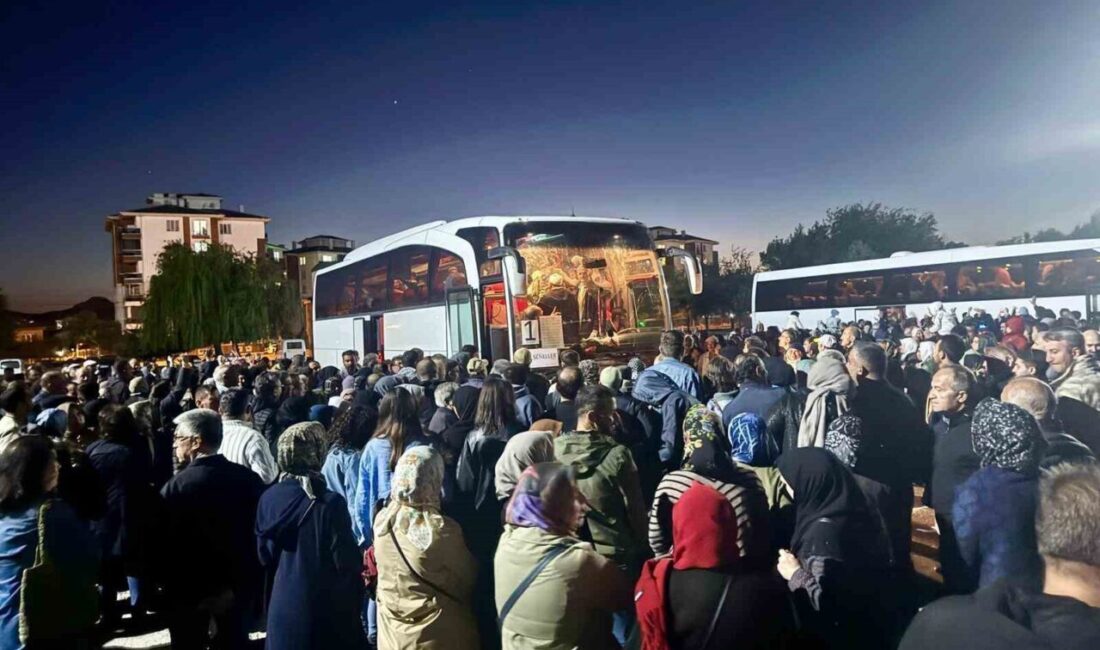 Hacı adayları kutsal topraklara uğurlandı Afyonkarahisar’da 66 hacı adayı dualar eşliğinde kutsal topraklara uğurlandı. Program