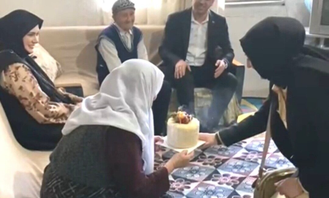 Hisarcık Kaymakamı Bahar’dan, 82 yaşındaki Hafize teyzeye pastalı doğum günü kutlaması Hisarcık Kaymakamı Muhammet Samet Bahar, 2025 Aile Yılı çerçevesinde ilçeye