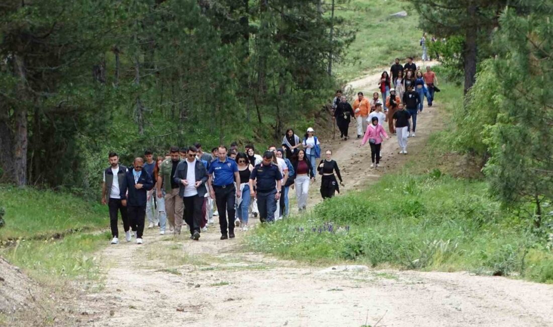 Hisarcık MYO öğrencileri doğa yürüyüşünde ağaçlara 50 ahşap kuş yuvası astı Kütahya’nın Hisarcık ilçesinde Gençlik ve Spor İlçe Müdürlüğü ile Emet