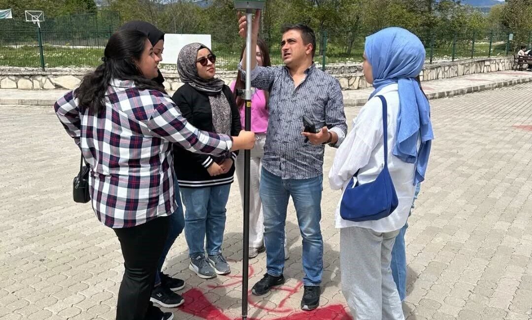 Hisarcık MYO’da “Ölçme Aletlerinin Kullanımı ve Drone ile Harita Uygulaması” konulu konferans Kütahya Dumlupınar Üniversitesi Hisarcık Meslek Yüksekokulunda Tapu ve Kadastro programı