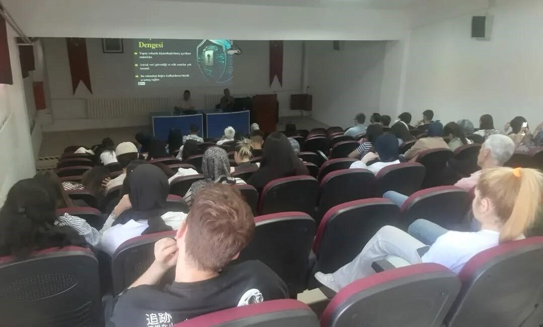 Hisarcık MYO’da “Yapay Zeka, Reklamcılık ve Film Yapımcılığı Perspektifinde Halkla İlişkiler” konulu konferans Kütahya Dumlupınar Üniversitesi (DPÜ) Hisarcık Meslek Yüksekokulunda “Yapay Zeka, Reklamcılık