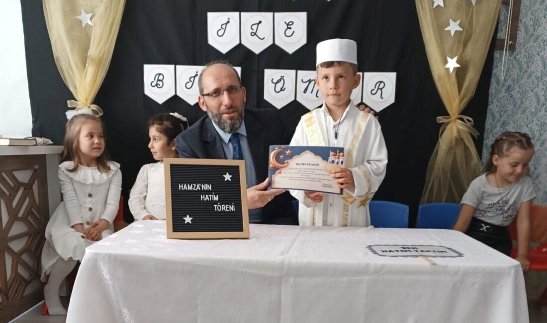 Hisarcıklı Hamza 5 yaşında Kuran-ı Kerim’i hatmetti Kütahya’nın Hisarcık ilçesinde 4-6 yaş Kur’an kursunda eğitim gören 5