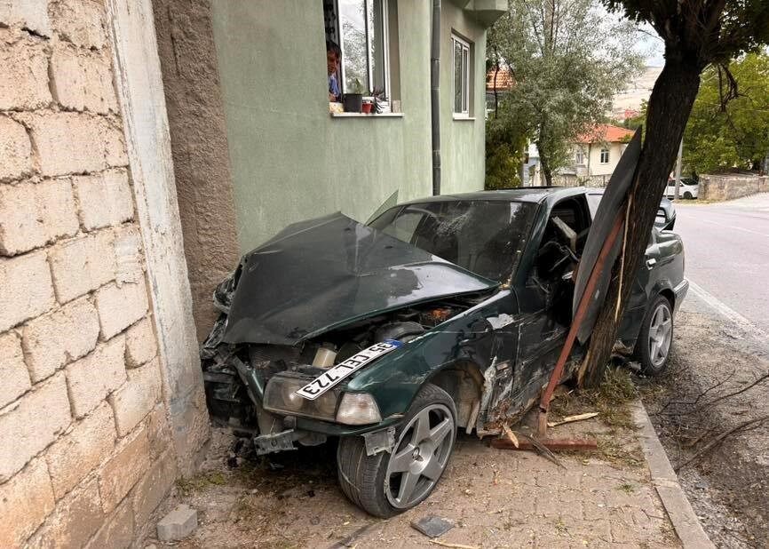 Hisarcık’ta ehliyetsiz sürücü polisten kaçarken kaza yapıp yaralandı Kütahya’nın Hisarcık ilçesinde polisin “dur” ihtarına uymayarak kaçan 17 yaşındaki