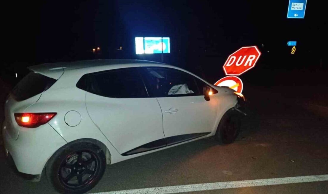 Hisarcık’ta ehliyetsiz ve alkollü sürücü ’Dur’ levhasına çarptı: 1 yaralı Kütahya’nın Hisarcık ilçesinde ehliyetsiz ve alkollü sürücünün kullandığı aracın ’Dur’