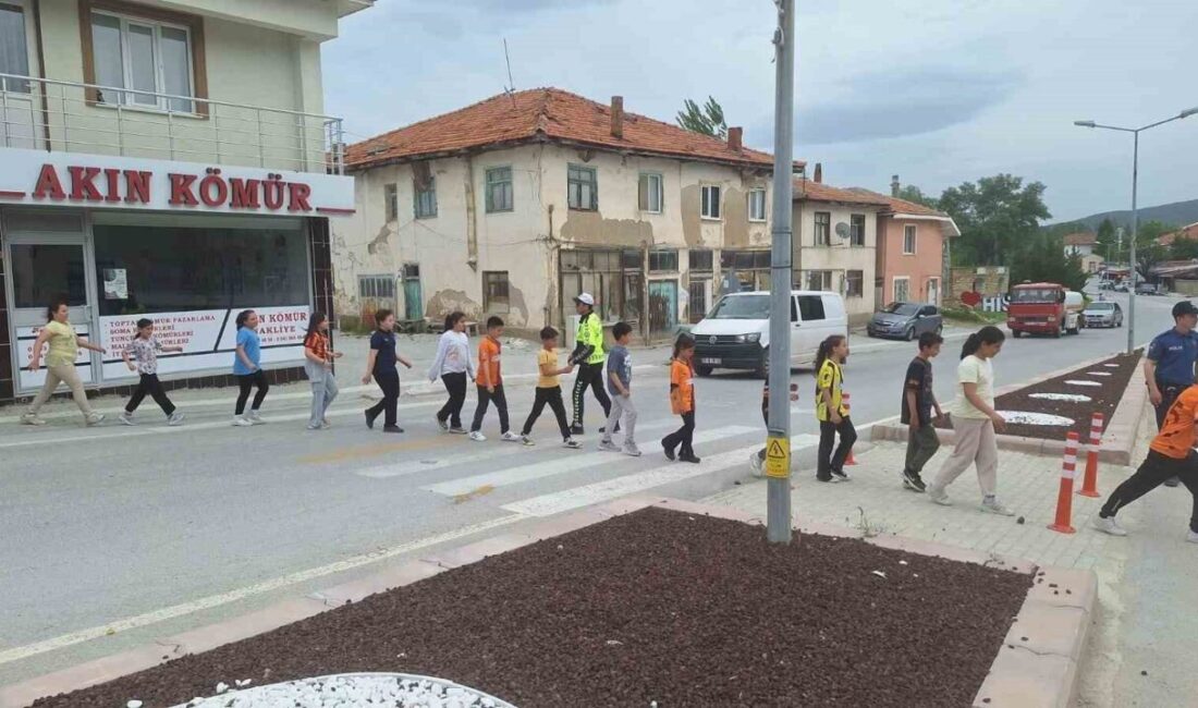 Hisarcık’ta öğrencilere trafik eğitimi Hisarcık’ta ’Trafik Haftası’ etkinlikleri çerçevesinde İlçe Emniyet Amirliği tarafından öğrencilere