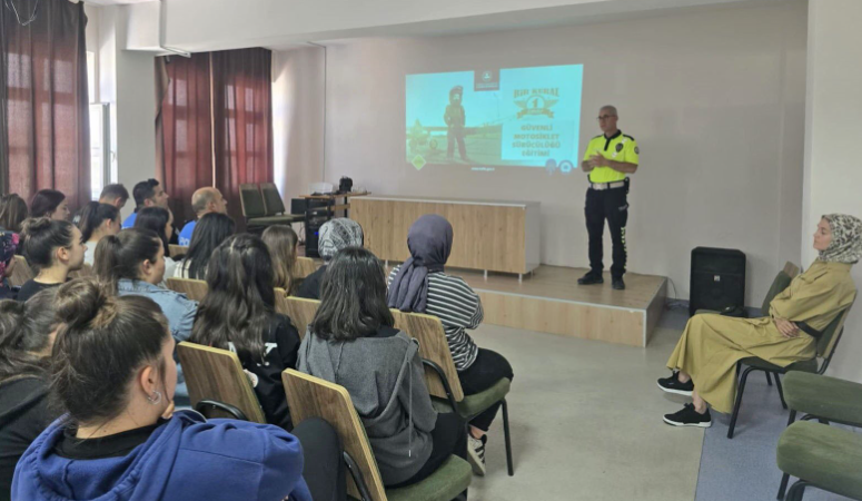 İl Emniyet Müdürlüğü bilgilendirme faaliyetlerine devam ediyor Zübeyde Hanım Kız Mesleki ve Teknik Anadolu Lisesi öğrencilerine yönelik