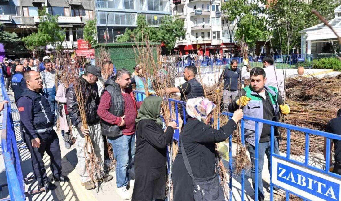 Isparta Belediyesi 15 bin adet meyve fidanı dağıttı Isparta Belediyesi, ‘Fidanlar Bizden Meyveler Sizden’ etkinliği kapsamında vatandaşlara ücretsiz