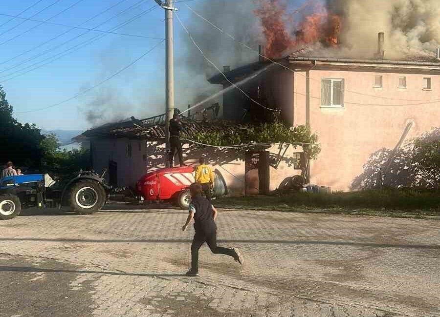 Isparta’da 2 katlı ahşap ev yangında kül oldu Isparta’nın Eğirdir ilçesi Barla köyünde 2 kardeşe ait ahşap evde
