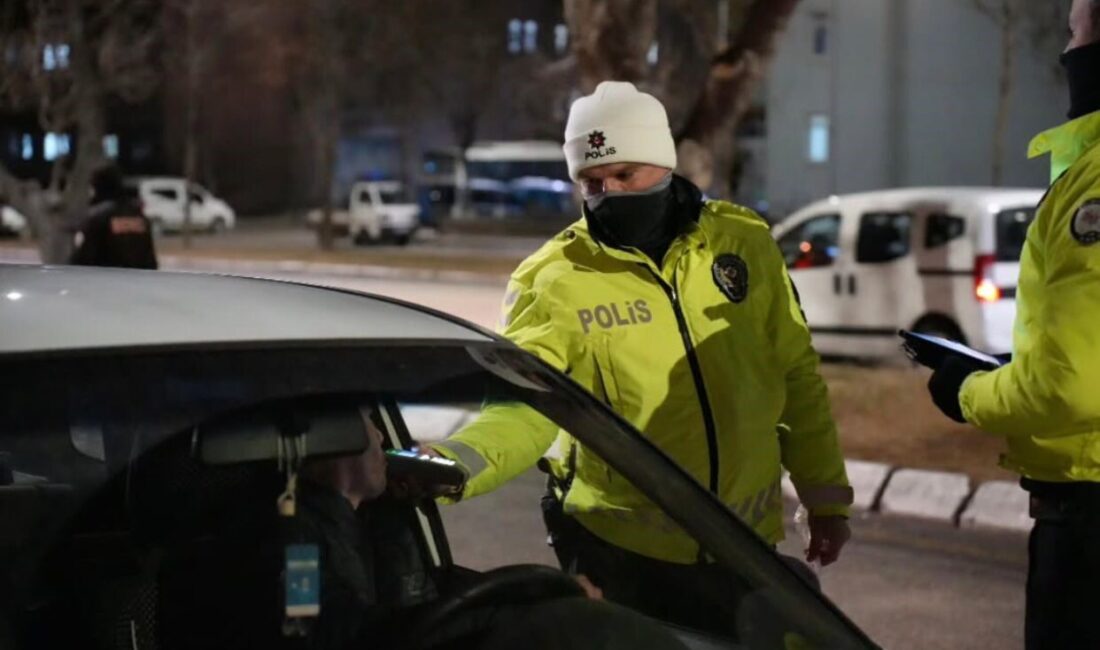 Isparta’da 2,5 saat süren uygulamada 21 sürücüye cezai işlem uygulandı Isparta İl Emniyet Müdürlüğü tarafından il merkezinde gerçekleştirilen 2,5 saatlik