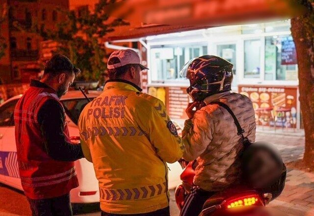 Isparta’da asayiş ve trafik uygulaması: 24 sürücüye ceza Isparta İl Emniyet Müdürlüğü ekiplerince 6 farklı noktada yapılan denetimlerde