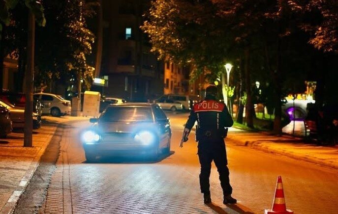Isparta’da asayiş ve trafik uygulamasında 13 sürücüye cezai işlem uygulandı Isparta’da İl Emniyet Müdürlüğü ekiplerince gerçekleştirilen asayiş ve trafik uygulamasında