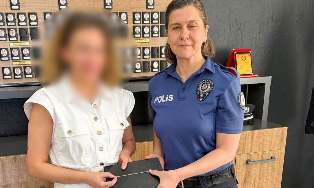 Isparta‘da AVM’de kaybolan değerli takı, polisin takibiyle bulundu Isparta’da bir alışveriş merkezinde kaybolan yüksek değerdeki takı, polis ekiplerinin