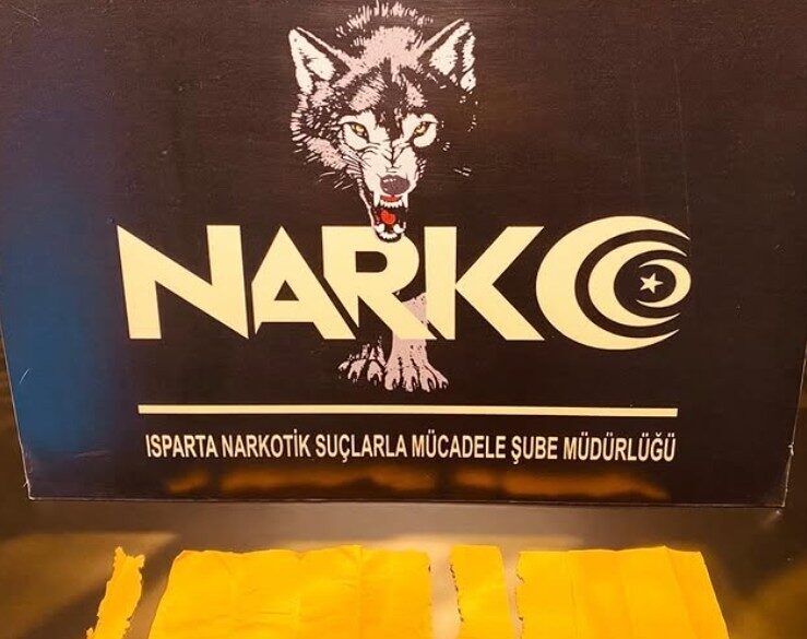 Isparta’da bin 256 kullanımlık sentetik kannabinoid ele geçirildi Isparta’da düzenlenen uyuşturucu operasyonunda bin 256 kullanımlık kâğıda emdirilmiş sentetik