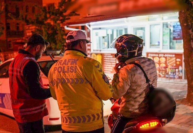 Isparta’da gece uygulaması: 32 sürücüye cezai işlem uygulandı Isparta Emniyet ekipleri, trafik ve asayişin sağlanması amacıyla gece saatlerinde