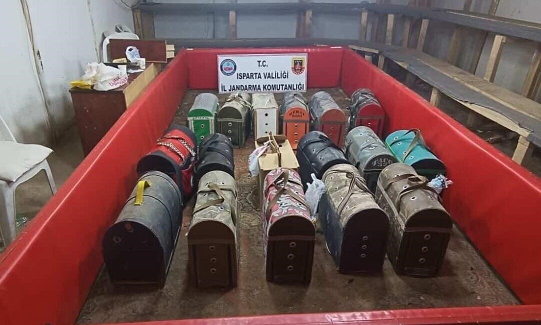 Isparta’da horoz dövüşüne jandarma baskını Isparta’nın Deregümü köyünde horoz dövüşü yapılarak kumar oynatıldığı tespit edilen