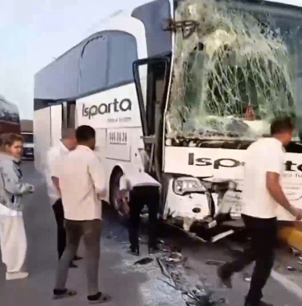 Isparta’da iki yolcu otobüsü çarpıştı: 1’i ağır 27 yaralı Isparta-Afyonkarahisar Karayolu’nda iki otobüsün çarpışması sonucu biri ağır, toplam 27