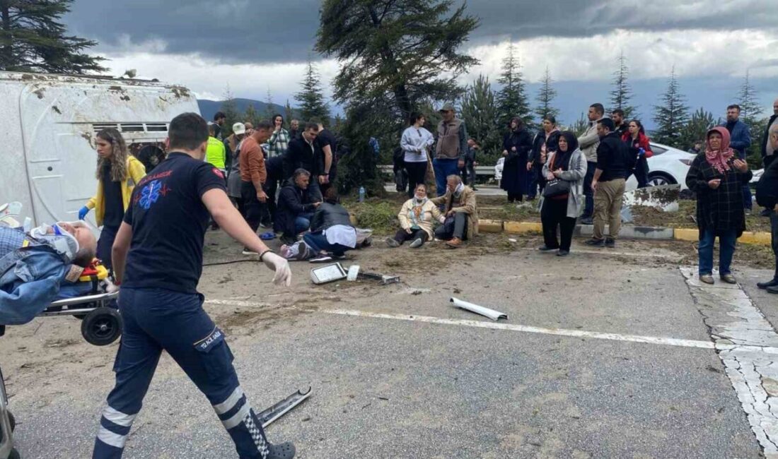 Isparta-Afyonkarahisar karayolunda kontrolden çıkan yolcu midibüsünün refüjü aşarak devrildiği kazada