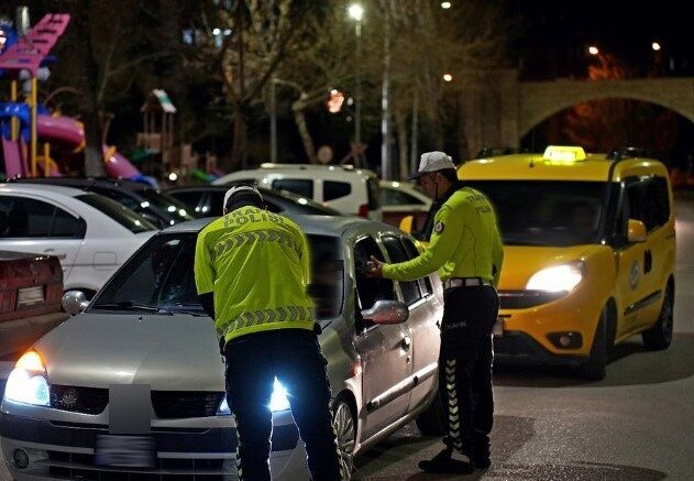 Isparta’da kurallara uymayan 15 sürücüye cezai işlem uygulandı Isparta İl Emniyet Müdürlüğü tarafından dün akşam gerçekleştirilen denetimlerde 96