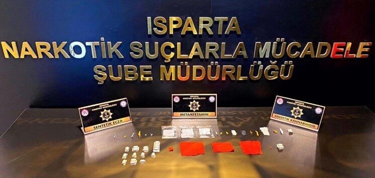 Isparta’da satışa hazır bin 189 kullanımlık sentetik madde ele geçirildi Isparta’da düzenlenen uyuşturucu operasyonunda sentetik kannabinoid, metamfetamin ve sentetik ecza