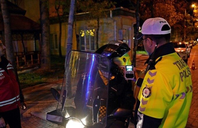 Isparta’da trafik ve asayiş uygulamasında 21 araca ceza kesildi Isparta’da gece saatlerinde yapılan denetimlerde 182 kişi ve 79 araç