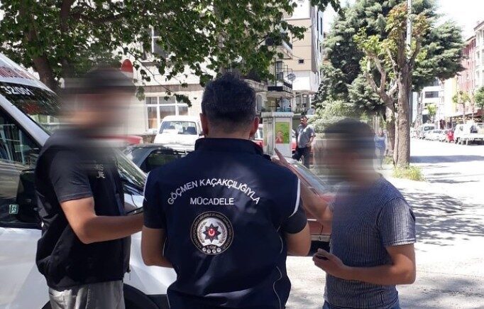 Isparta’da vize ihlali yaptığı belirlenen 1 yabancı şahsa idari işlem uygulandı Isparta Emniyet Genel Müdürlüğü koordinesinde düzenlenen huzur uygulamasında 84’ü yabancı