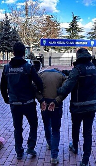 Isparta’da yolcu otobüsünde uyuşturucu operasyonu: 1 gözaltı Antalya’dan Isparta’ya gelen bir yolcu otobüsünde yapılan aramada, 729 kullanımlık