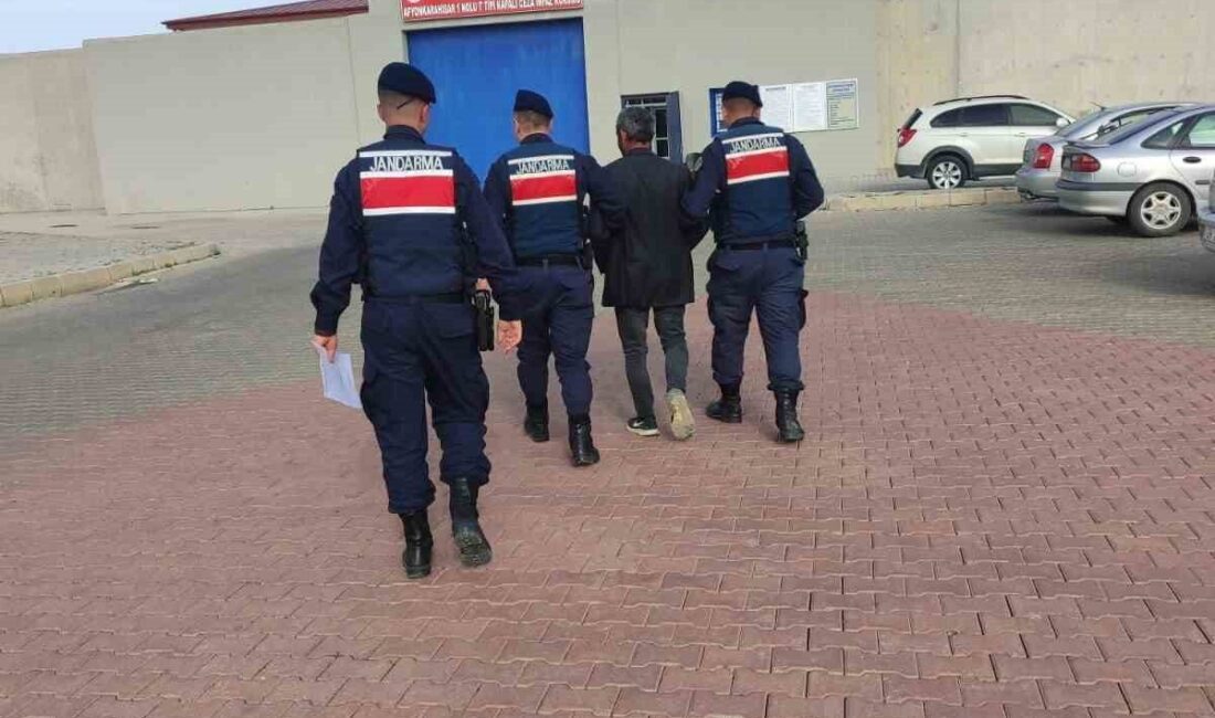 Jandarma aranan şahsı yakaladı Afyonkarahisar’da 5 yıl 2 ay 15 gün hapis cezasıyla aranan
