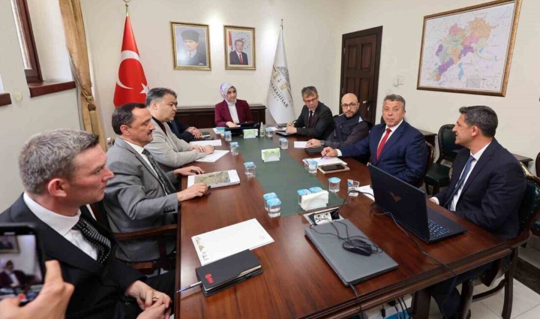 Jeotermal kaynaklı organize tarım bölgesi kurulması çalışmaları devam ediyor Afyonkarahisar’ın 3 ilçesinde kurulacak olan jeotermal kaynaklı sera ihtisas organize