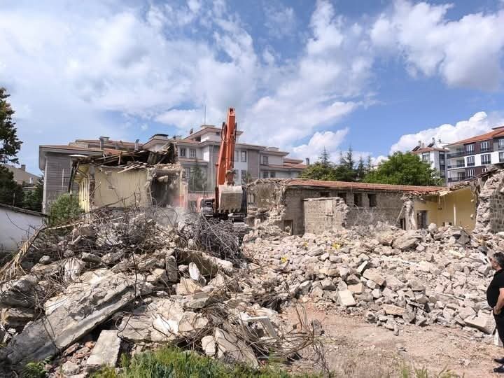 Kapatılan cezaevi yerine park yapılacak Afyonkarahisar’ın Sandıklı ilçesinde ki eski cezaevine park yapılması için çalışma