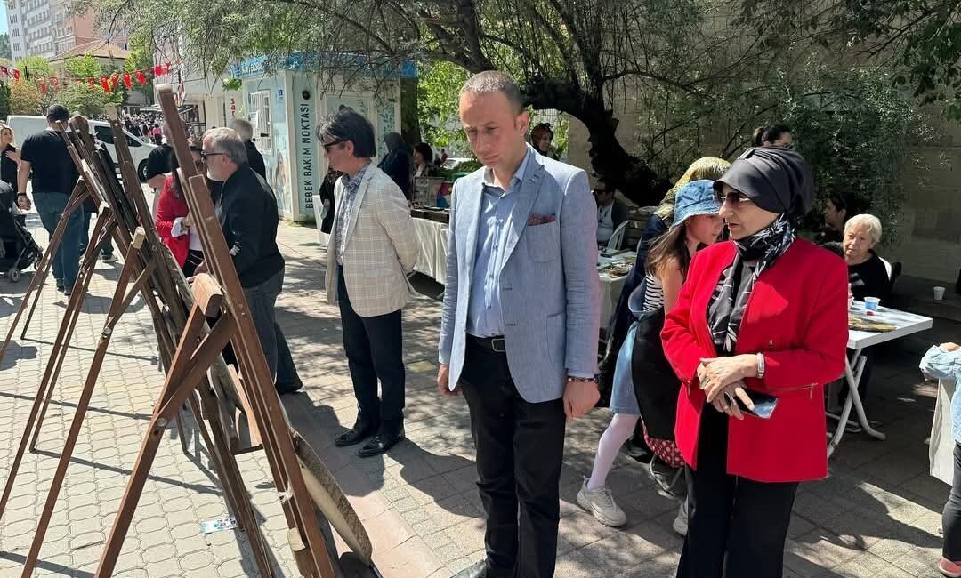 Karma Sergi Sevgi Yolu’nda sanatseverlerle buluştu Kütahya Belediyesi ile Kütahya Kent Konseyi iş birliğinde düzenlenen sanat