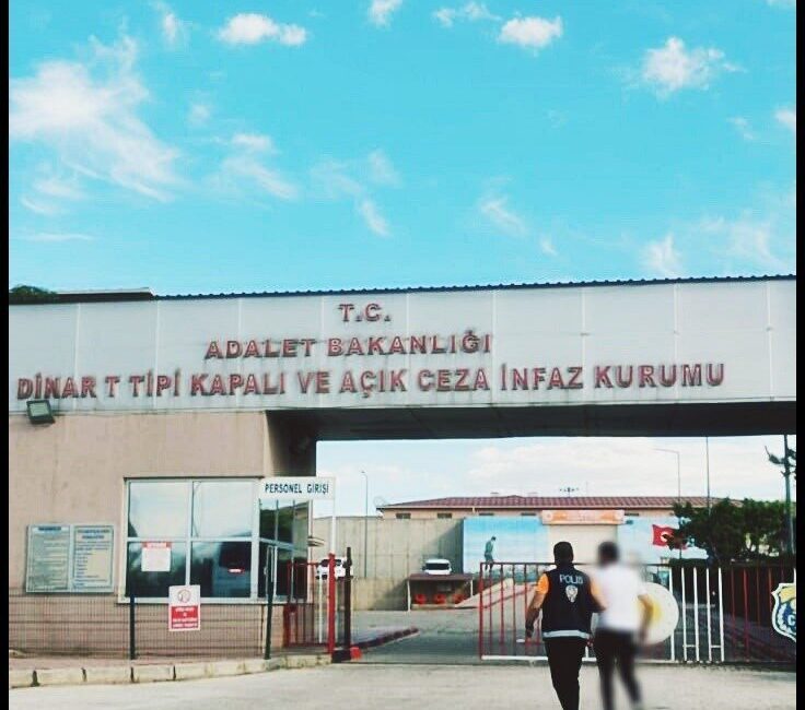 Kasten öldürme suçundan aranan şahsı polis yakaladı Afyonkarahisar’da kasten öldürme suçundan aranan şahıs polisin takibi ile yakalandı.
