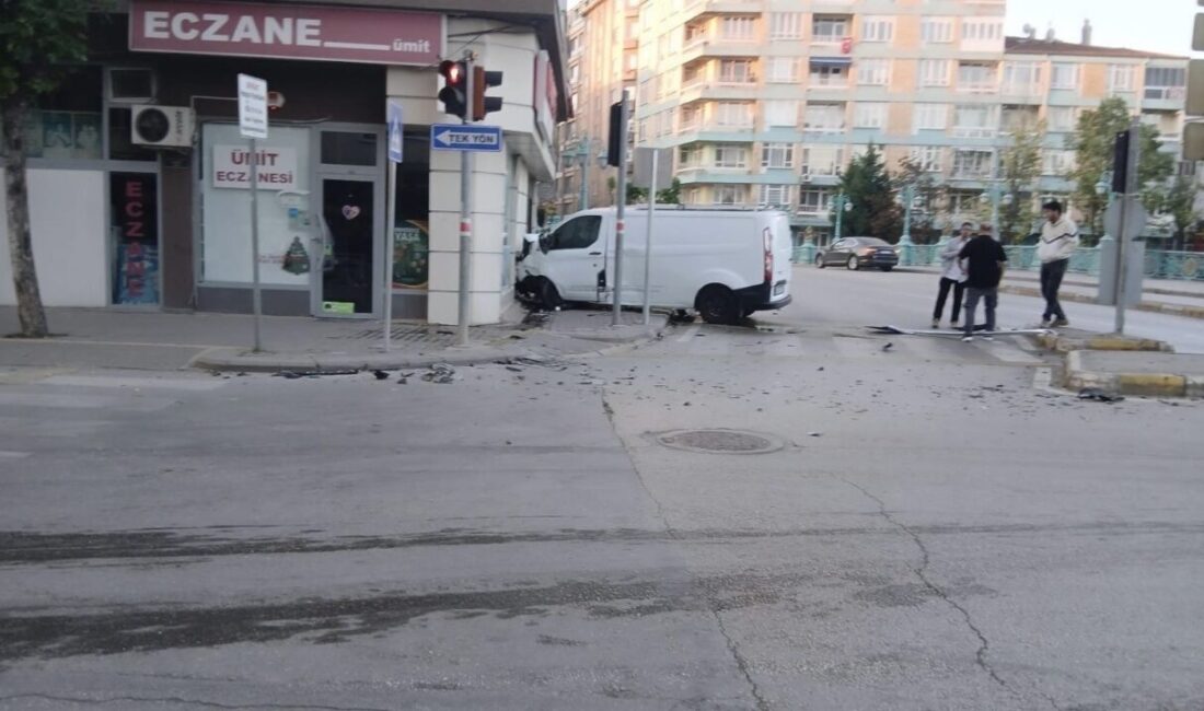 Kavşakta kaza yapan araç işletmenin duvarına çarptı Eskişehir’de kavşakta meydana gelen kaza sonucunda bir araç çevrede bulunan