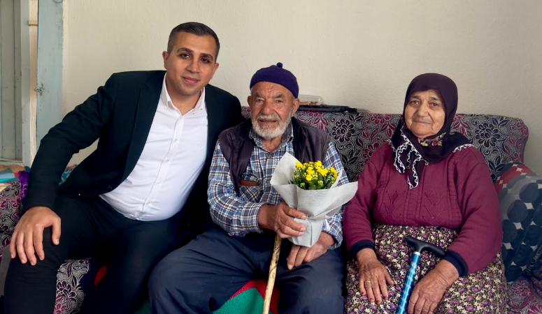 Kaymakam Çitil 60 yılı aşkın süredir evli olan çiftleri ziyaret etti Kızılören Kaymakamı Bilal Çitil, Aile Yılı ziyaretleri kapsamında evliliklerinde 67,