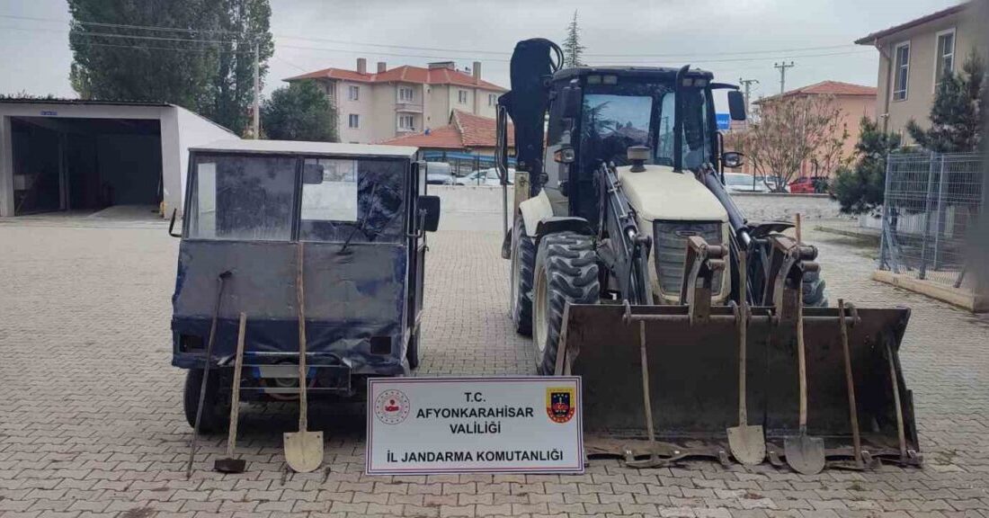 Kepçe ile define arayan şahısları jandarma suçüstü yaptı Afyonkarahisar’da kepçe diye adlandırılan iş makinesi ile kaçak kazı yaparak