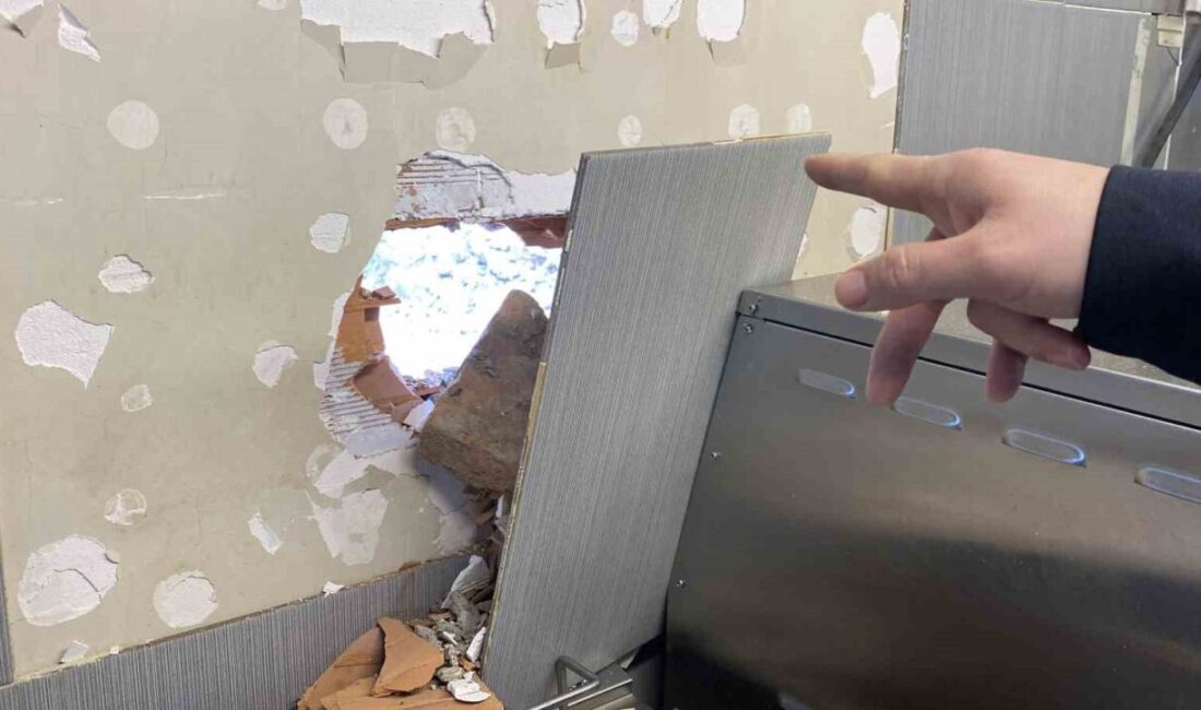 Kepçenin çarptığı iş yerinin duvarı hasar gördü Eskişehir’de kepçenin yanlışlıkla çarptığı iş yerinin duvarı hasar gördü. Olay,