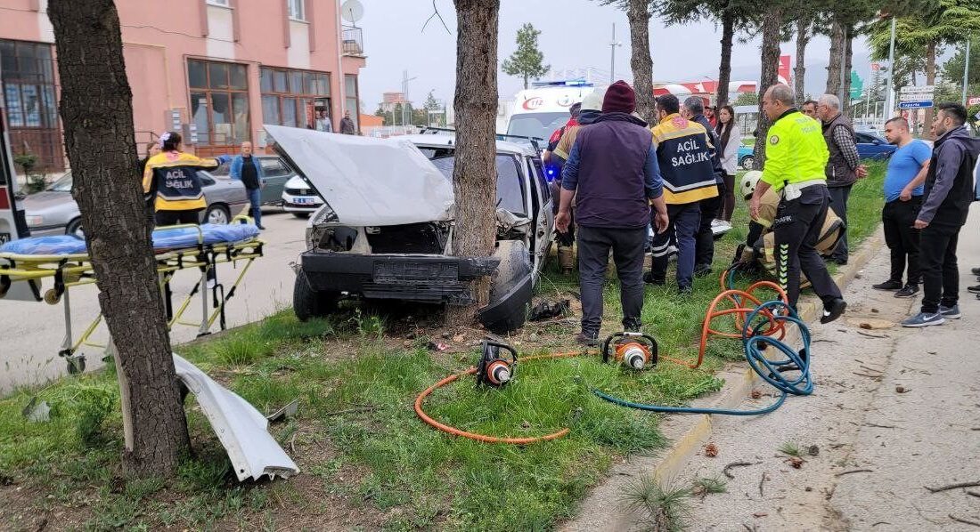 Kontrolden çıkan otomobil refüjdeki ağaca çarptı: 2 yaralı Isparta’nın Yalvaç ilçesinde, sürücüsünün direksiyon hakimiyetini kaybettiği otomobil refüjdeki ağaca