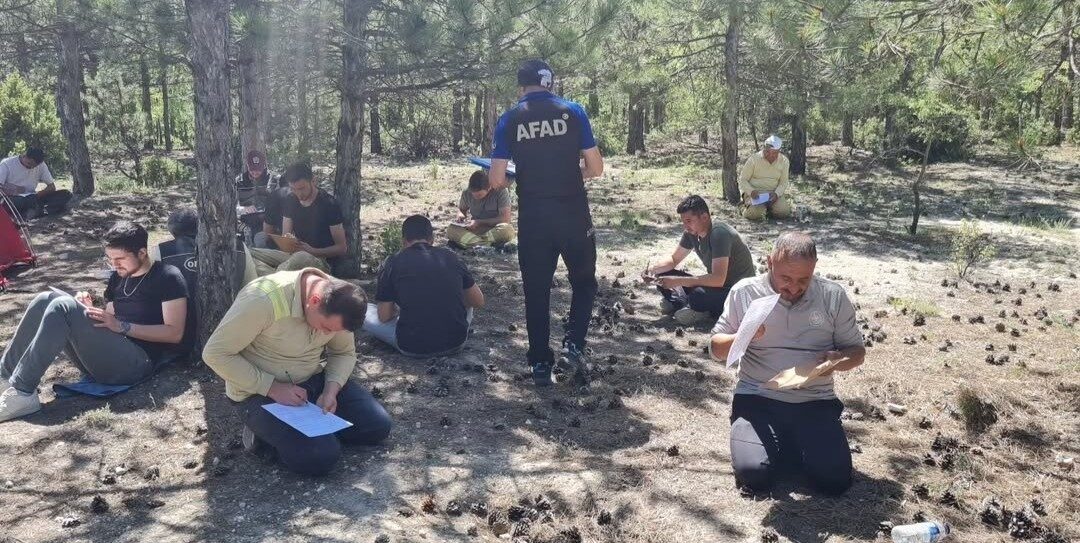 Kütahya Kent Ormanı’nda doğada hayatta kalma ve gece kalma eğitimi Kütahya Bölge Müdürlüğü Orman Arama Kurtarma Timi (ORKUT) tarafından AFAD