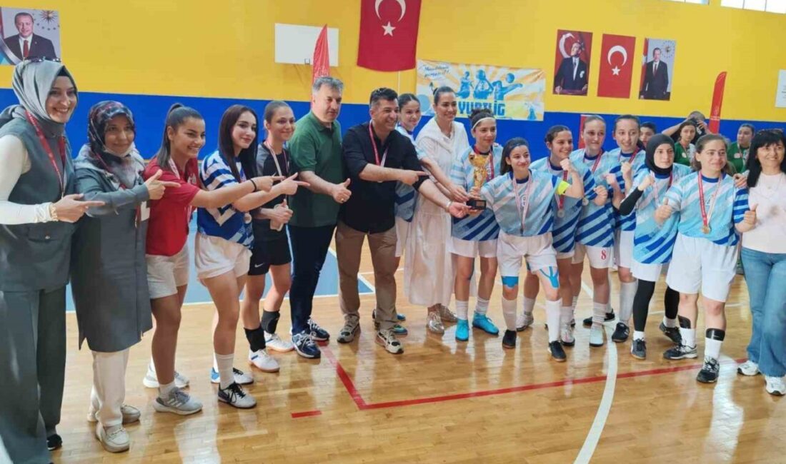 Kütahya kız futsal takımı Türkiye şampiyonu İzmir’de düzenlenen Yurtlig Futsal Kızlar Türkiye Şampiyonası’nda Kütahya kız futsal