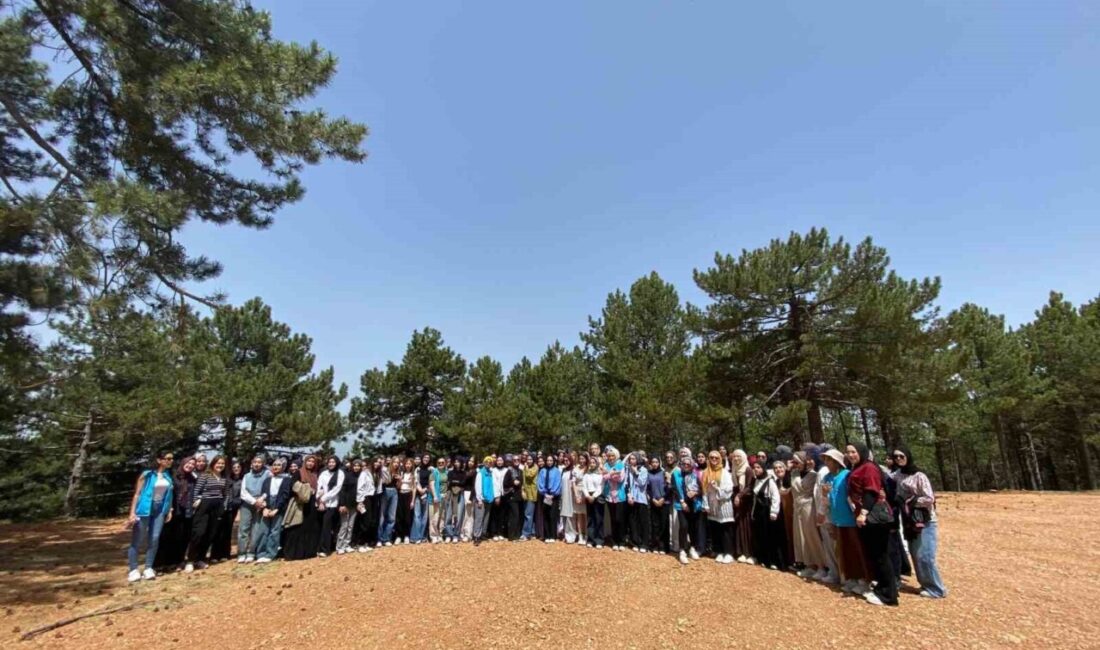 Kütahya’da 130 kız öğrenciye Murat Dağı kampı Kütahya Kadim Vakfı, gençlere yönelik faaliyetlerine bir yenisini daha ekleyerek,