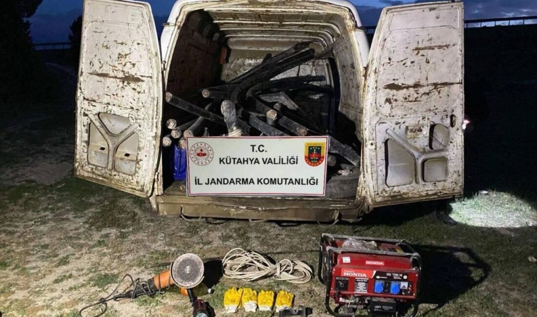 Kütahya’da 4 kablo hırsızı suçüstü yakalandı Kütahya İl Jandarma Komutanlığı ekiplerince yapılan operasyonda yeraltında bulunan telefon