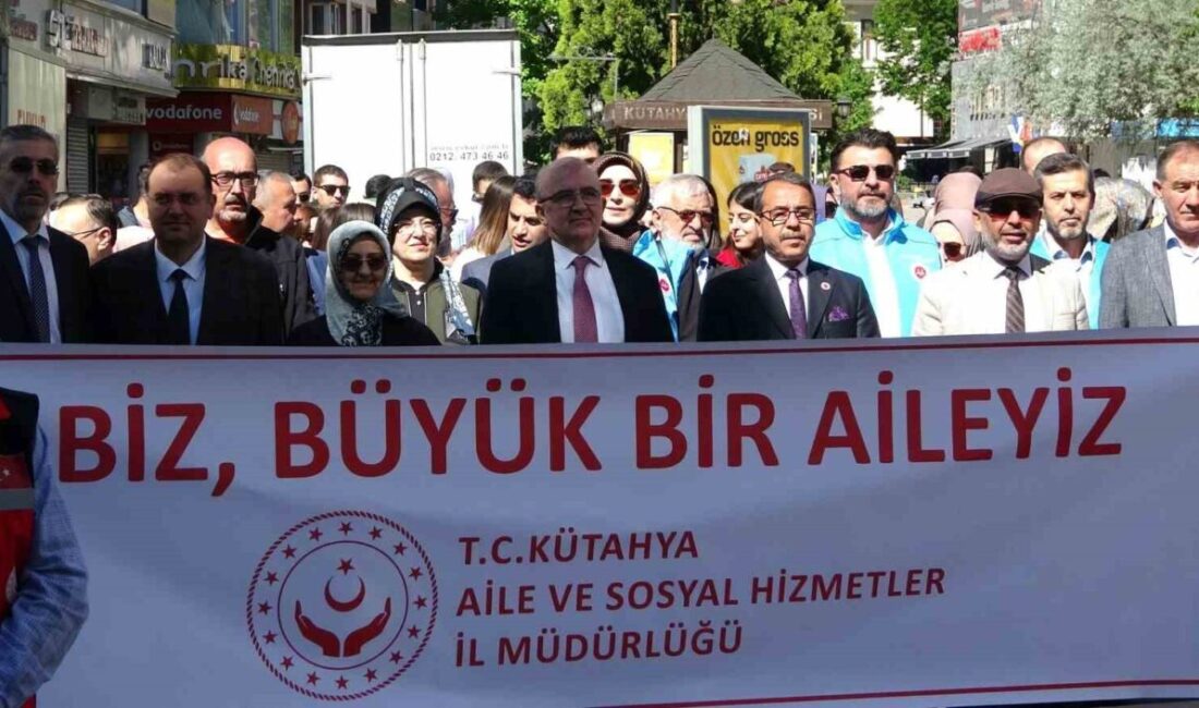 Kütahya’da “Büyük Aile Yürüyüşü” düzenlendi Kütahya’da, “Ailemiz Geleceğimiz” temasıyla “Büyük Aile Yürüyüşü” gerçekleştirildi. Karagöz Ahmet