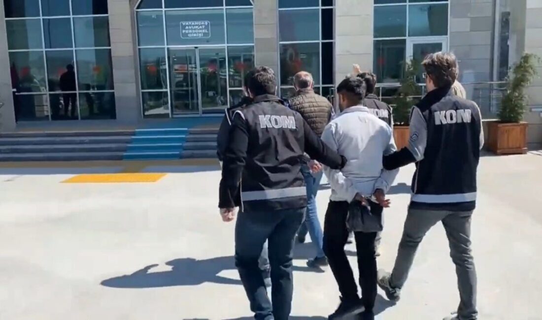 Kütahya’da film gibi dolandırıcılık girişimini polis son anda önledi Kütahya’da kendilerini polis olarak tanıtarak bir vatandaşı dolandırmak isteyen şüpheliler,