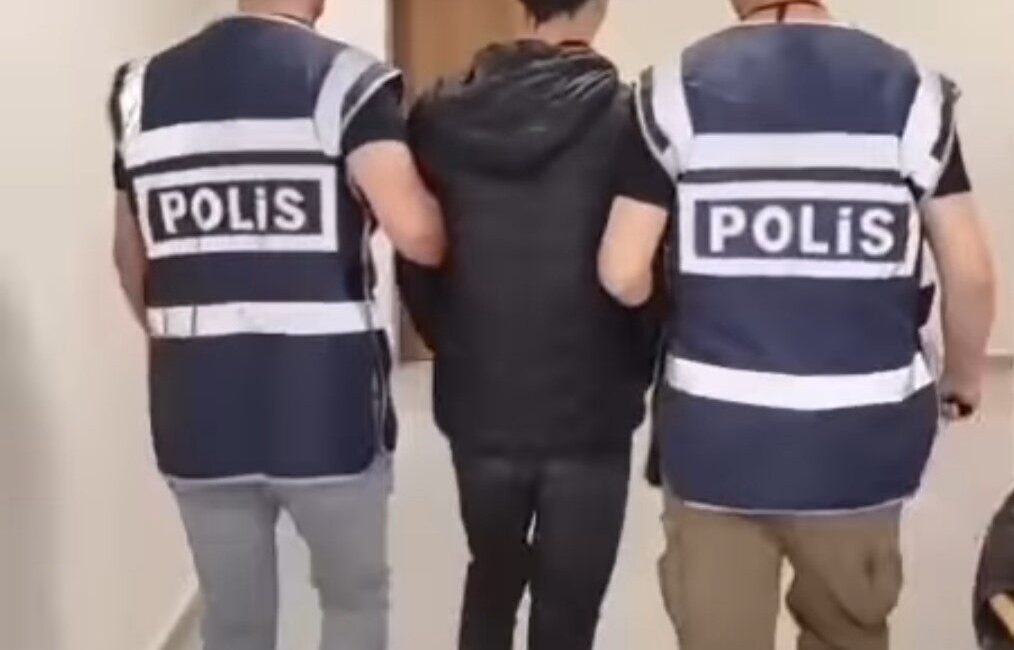 Kütahya’da hırsızlık zanlısı saklandığı binanın çatısında yakalandı Kütahya’da hırsızlık yaptığı iddia edilen şüpheli, kovalamaca sonucu saklanmak için