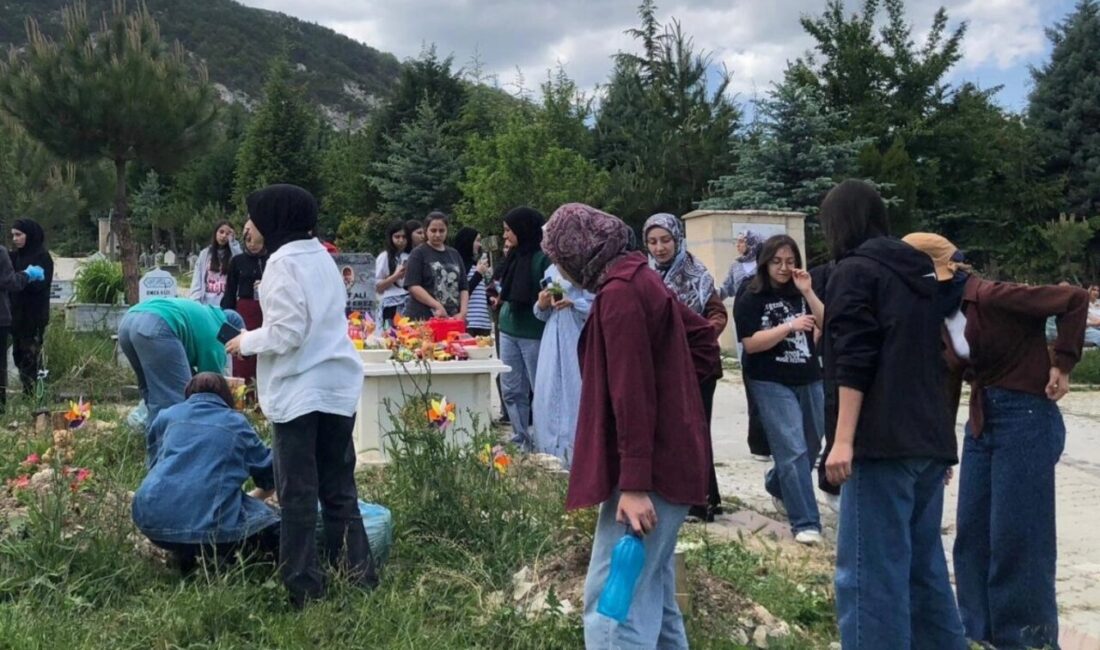 Kütahya’da İmam Hatip Lisesi öğrencilerinden mezarlık ve şehitliğe manevi ziyaret Kütahya Akşemsettin Kız Anadolu İmam Hatip Lisesinde Hitabet ve Mesleki