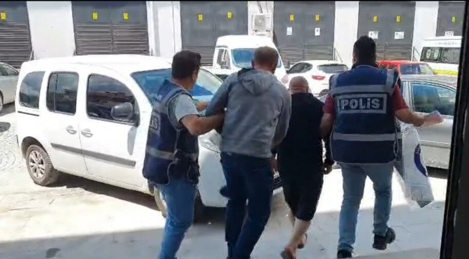 Kütahya’da Kurban Bayramı öncesi hayvan hırsızlığı: 4 kişi tutuklandı Kütahya’da polisinin gerçekleştirdiği iki ayrı operasyonda, büyükbaş ve küçükbaş hayvan