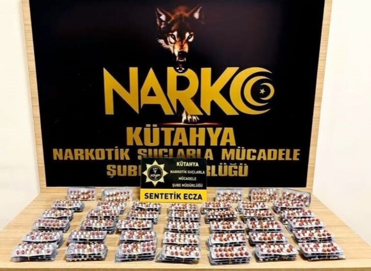 Kütahya’da organize suç örgütüne operasyon: 13 şüpheli tutuklandı Suç işlemek amacıyla örgüt kurma, silah ticareti ve kaçakçılığı, uyuşturucu