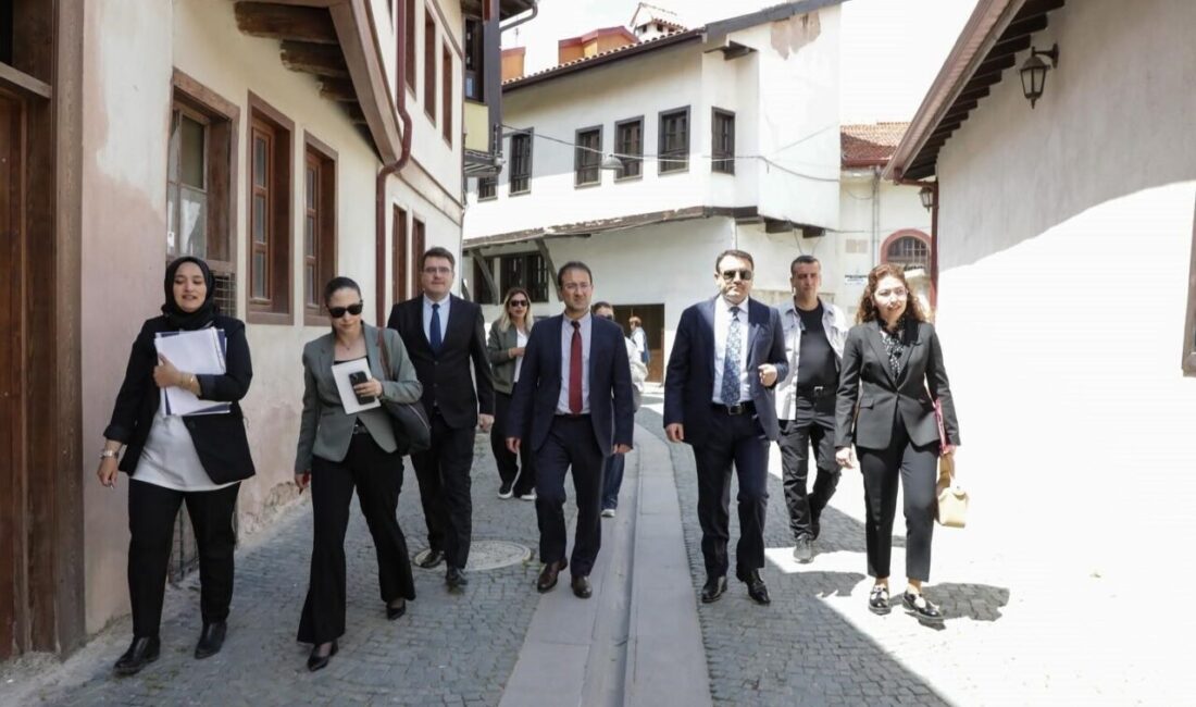 Kütahya’da ’Pekmez Pazarı Sokak Sağlıklaştırma Projesi’ yerinde incelendi Kütahya’nın tarihi ve kültürel dokusunu koruma çalışmaları kapsamında yürütülen Pekmez