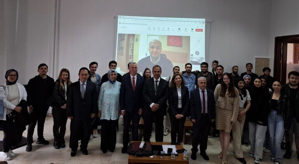 Kütahya’da “Türkiye’nin Siyasi Hayatında Beyaz Devrim” konulu panel Kütahya Dumlupınar Üniversitesi’nde (DPÜ) düzenlenen “Türkiye’nin Siyasi Hayatında Beyaz Devrim”